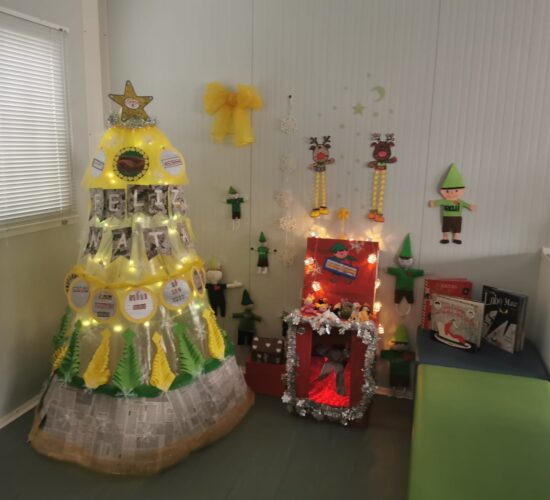 Árvore de Natal no espaço da biblioteca escolar.