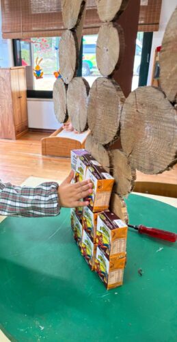 Colagem dos pacotes de leite