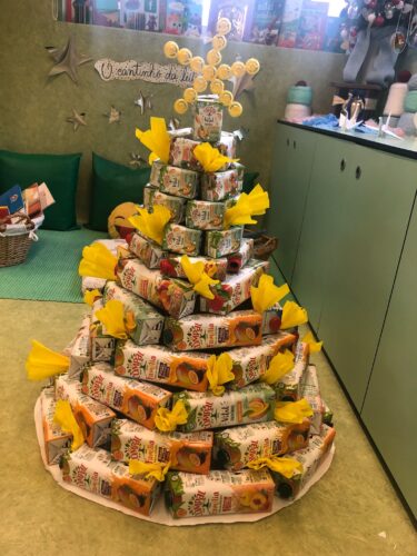 Árvore de Natal amarela no cantinho da leitura na Biblioteca escolar.