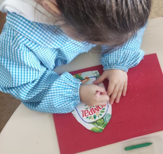 Picotagem de efeitos para colocar na árvore de natal (efeitos realizados com embalagens da Compal que os meninos com ajuda dos pais e dos funcionários angariaram).