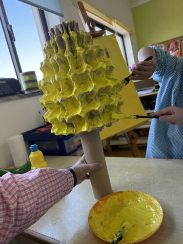 Pintura da árvore (feita com embalagens de ovos em cartão utilizadas na instituição).