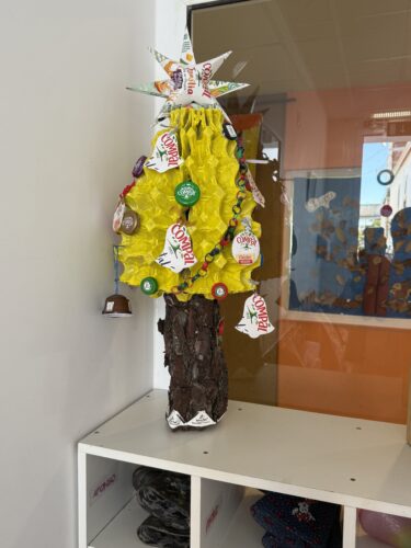 Árvore de Natal no pré-escolar (hall de entrada onde os pais, familiares e funcionários tem acesso).