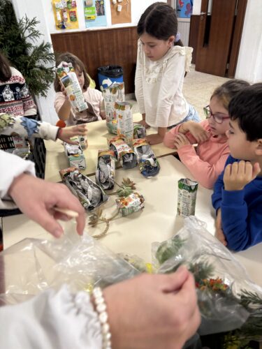 Os alunos preencheram as aberturas com plantas.