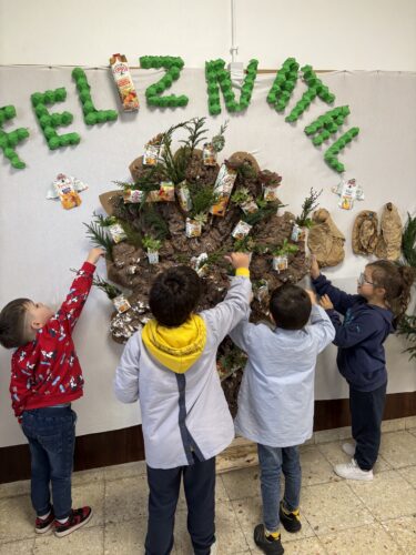 A nossa árvore com as embalagens da Compal.