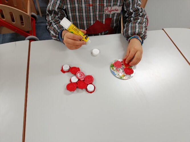 Colagem das tampas da embalagem da "Compal", para construção da bolas de natal, com o objetivo de decorar a árvore de natal.
