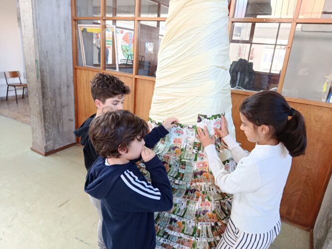 Depois das embalagens cortadas, procedeu-se à montagem/construção da árvore.
