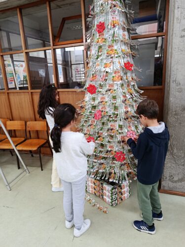 Colocação das bolas de natal na árvore, para decoração.