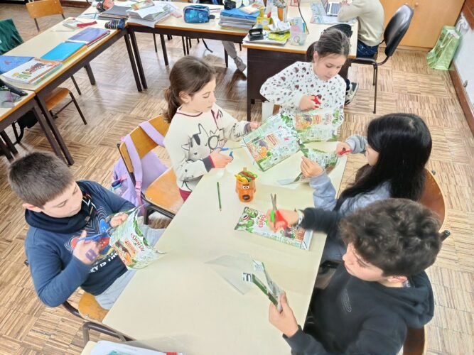 Recorte das embalagens para elaboração da nossa árvore de natal, usando exclusivamente as embalagens da "Compal".