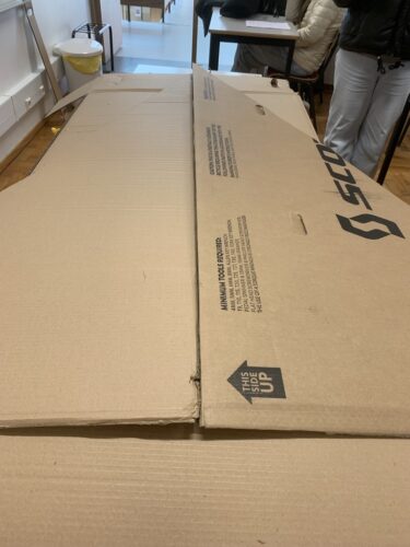 Árvore de Natal Amarela 2025-2026 - Base em cartão que servirá de suporte para a nossa árvore.