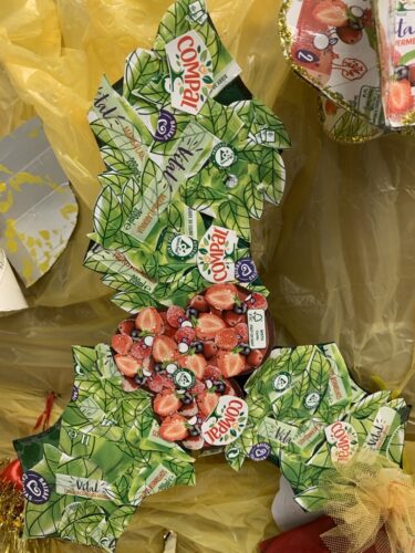 Enfeite da Árvore de Natal Amarela ESGP 2025-2026 - Azevinho construído com embalagens de Compal de frutos vermelhos e visualização dos símbolos Tetra Pak.