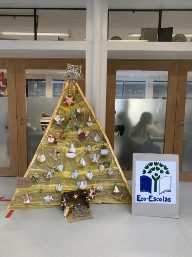 Árvore de Natal Amarela ESGP 2025-2026 - Exposta no átrio do Bloco A3 da Escola Secundária Gabriel Pereira.