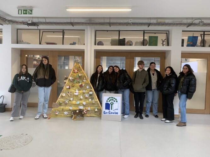 Árvore de Natal Amarela ESGP 2025-2026 com a turma 11ºM que elaborou a árvore.