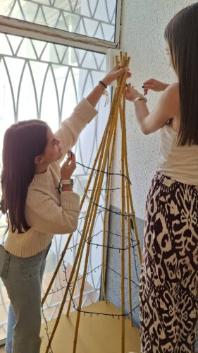 Foto 1 - Construção da estrutura principal: montagem da base, feita em bambu