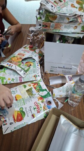 Foto 2 - Criação de esboços, definição da estrutura e escolha da forma como as embalagens seriam transformadas em elementos decorativos