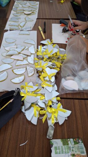 Foto 3 - Elaboração de enfeites com predominância da cor amarela