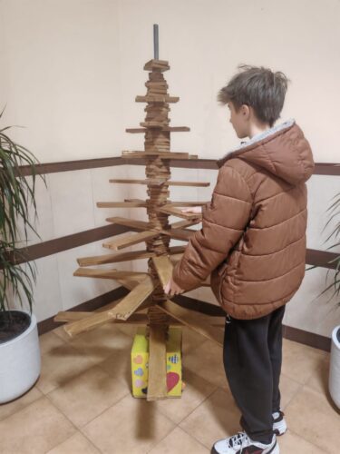 Preparação da estrutura da árvore em madeira.