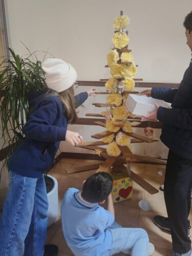 Decoração da árvore com bolas, círculos e estrelas feitas a partir de embalagens Tetra Pak da Compal.