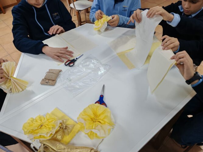 Elaboração das flores amarelas com papel de guardanapo.