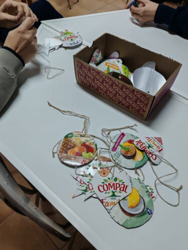 Decorações com embalagens Tetra Pak da marca Compal.