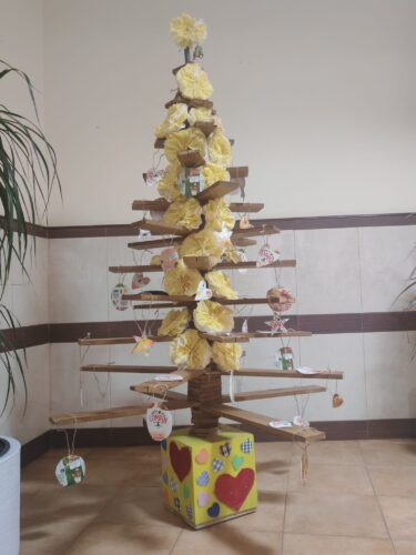 Árvore amarela no espaço da escola.