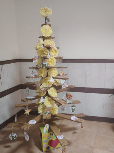 Trabalho Final: Árvore de Natal Amarela.