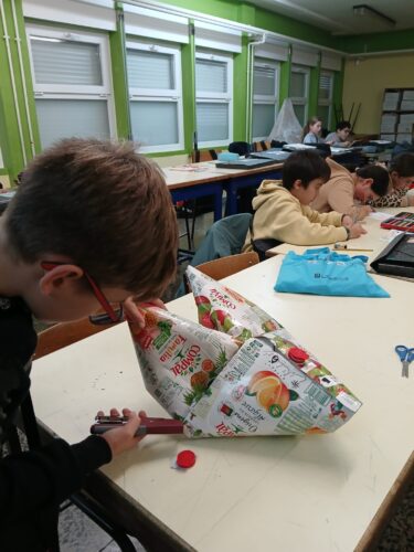 Construção do coração com as embalagens Tetra Pak da Compal como símbolo do Amor, da Fraternidade e da Harmonia entre Todos.