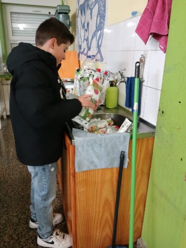 Processo de higienização, recorte e preparação das embalagens Tetra Pak da Compal para a construção da Árvore Amarela.