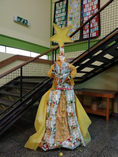 Árvore do Natal Amarelo como símbolo de Amor, Empatia e Solidariedade entre todos.