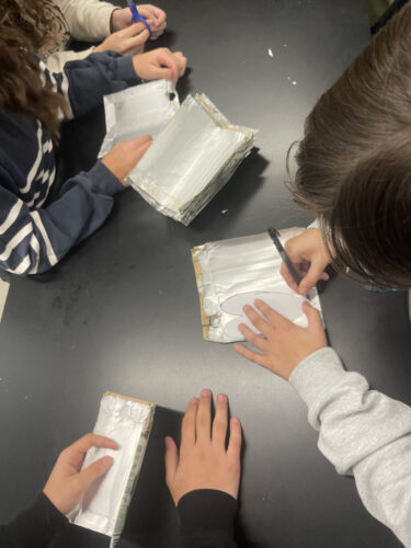 Elaboração dos moldes de “folhas” da árvore de Natal, em forma de coração alongado.