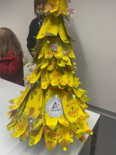 Após pintura, com tinta amarela amiga do ambiente, continuam visíveis o símbolo da Compal e colaram-se símbolo da Tetrapak (que eram muito pequenos nas embalagens recolhidas).