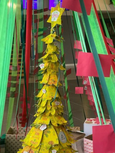 “Natal Amarelo” exposto no átrio da entrada principal da escola sede durante os meses de dezembro/janeiro