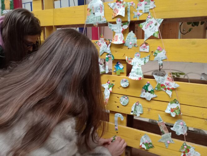 Montagem da Árvore de Natal no espaço designado de "Piscinas"