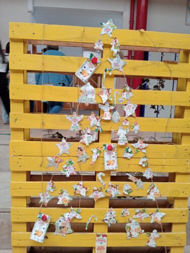 Árvore de Natal Amarela da EB2,3 Fortunato de Almeida finalizada e exposta