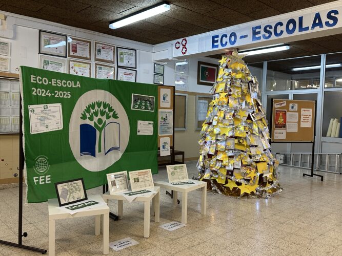 Árvore de Natal no espaço Escola