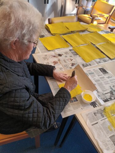 1 Pintura em amarelo nas embalagens