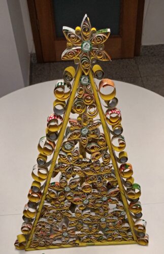 Arvore de Natal já concluída com a técnica do Quiling ficando colocada na mesa, só para a foto visto ter sido terminada a 16 de janeiro. Para o próximo Natal será utilizada juntamente com outras árvores de tamanhos diferentes com o mesmo material.