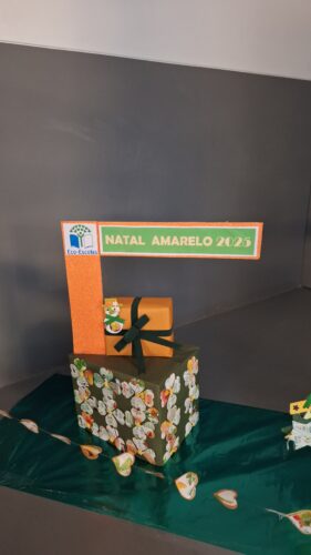 Foi construído um identificador para colocar junto à árvore.