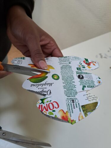 Recorte das formas gráficas dos elementos decorativos da árvore.