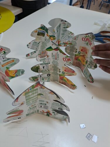 Montagem dos elementos decorativos da árvore.