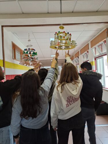 A árvore integrando a decoração natalícia da escola.