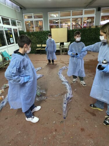 Pintura da Árvore de Natal - depois de os alunos e professora preparados em termos de segurança deram início à pintura de amarelo da estrutura da Árvore de Natal