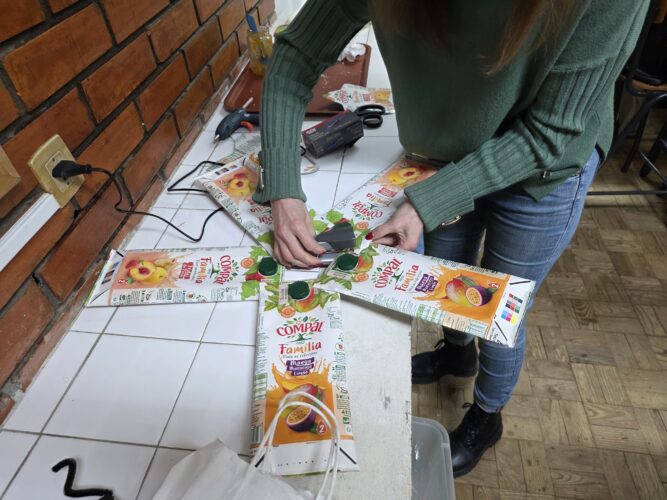 Estrela da Árvore de Natal - feita com 6 embalagens Compal Tetra Pak (lavadas, cortadas e agrafadas)