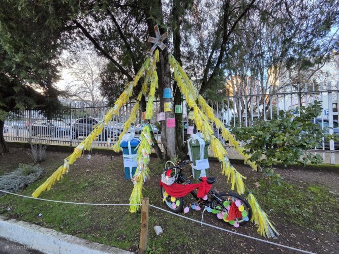 Árvore de Natal Amarela colocada no jardim da escola