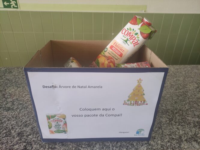 Um dos pontos de recolha das embalagens da marca Compal (sala de convívio dos alunos).