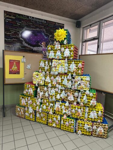 A Árvore de Natal Amarela, exposta na sala de convívio dos alunos, na escola sede.