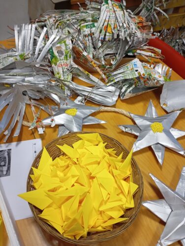 Elementos decorativos construídos a partir das embalagens tetra pak da Compal.