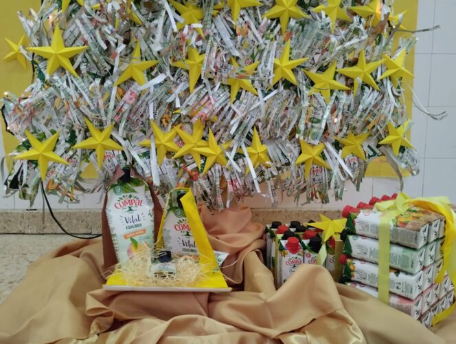 Pormenor do presépio e das decorações da árvore de natal