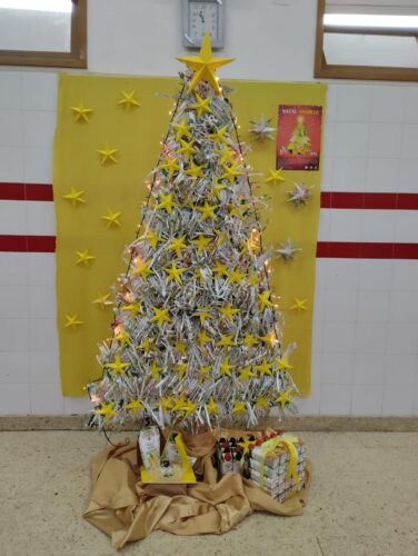 Arvore finalizada e colocada no corredor do setor onde a maior parte das turmas da escola tem aulas.