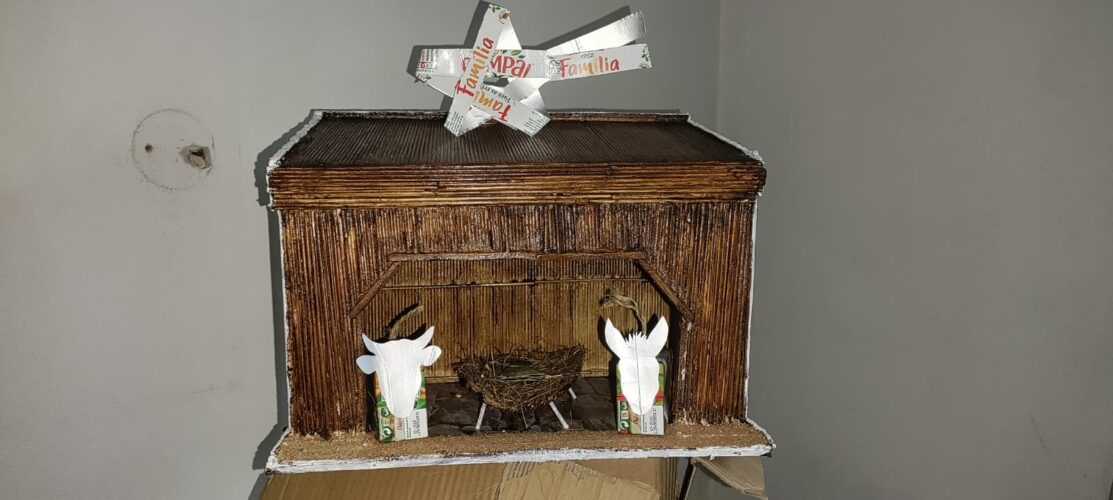 Construção das figuras do presépio integralmente construídas com embalagens tetra Pak Compal