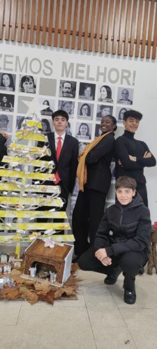 Alunos a colocar as grinaldas feitas de embalagens Tetra Pak Compal